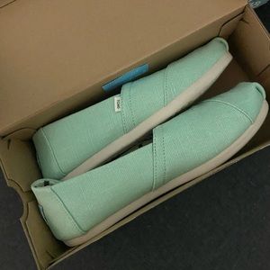 Tom’s sneakers worn once